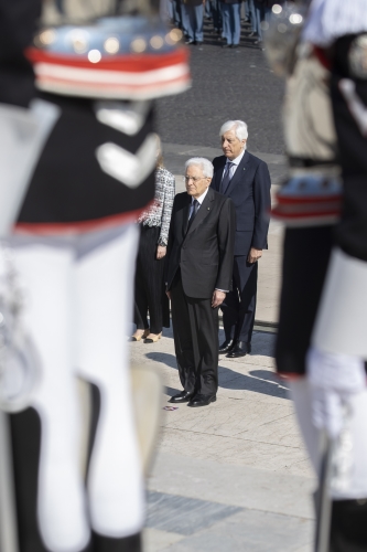 Il Presidente Sergio Mattarella depone una corona d'alloro sulla Tomba del Milite Ignoto all'Altare della Patria, in occasione della Festa Nazionale della Repubblica
