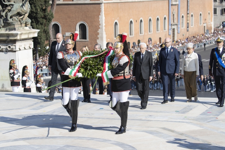 Il Presidente Sergio Mattarella depone una corona d'alloro sulla Tomba del Milite Ignoto all'Altare della Patria, in occasione della Festa Nazionale della Repubblica
