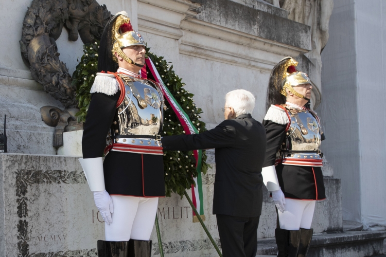 Il Presidente Sergio Mattarella depone una corona d'alloro sulla Tomba del Milite Ignoto all'Altare della Patria, in occasione della Festa Nazionale della Repubblica
