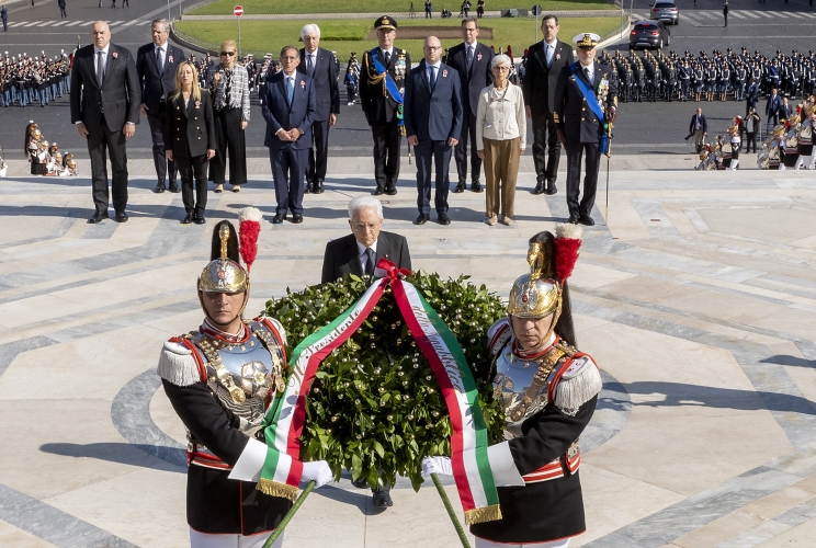 Il Presidente Sergio Mattarella depone una corona d'alloro sulla Tomba del Milite Ignoto all'Altare della Patria, in occasione della Festa Nazionale della Repubblica
