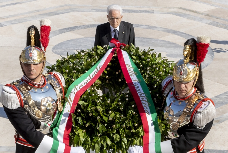Il Presidente Sergio Mattarella depone una corona d'alloro sulla Tomba del Milite Ignoto all'Altare della Patria, in occasione della Festa Nazionale della Repubblica
