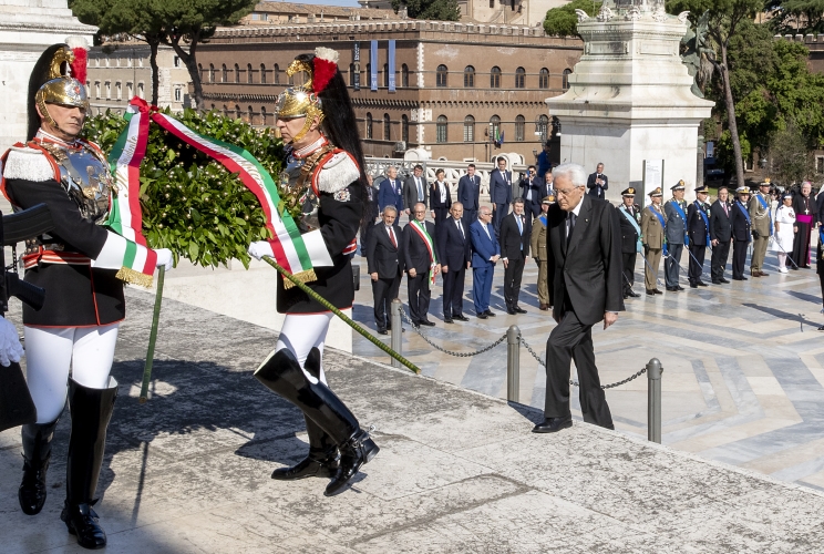 Il Presidente Sergio Mattarella depone una corona d'alloro sulla Tomba del Milite Ignoto all'Altare della Patria, in occasione della Festa Nazionale della Repubblica
