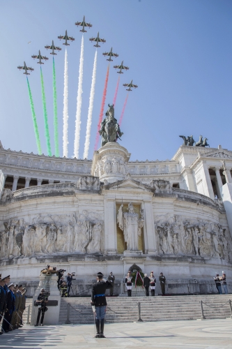 Il Presidente Sergio Mattarella all'Altare della Patria, in occasione della Festa Nazionale della Repubblica
