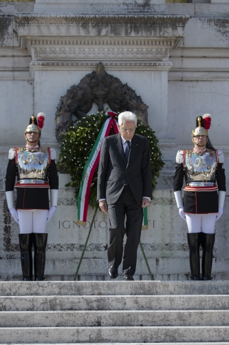 Il Presidente Sergio Mattarella depone una corona d'alloro sulla Tomba del Milite Ignoto all'Altare della Patria,in occasione della Festa Nazionale della Repubblica
