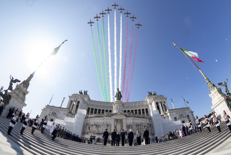 Il Presidente Sergio Mattarella depone una corona d'alloro sulla Tomba del Milite Ignoto all'Altare della Patria, in occasione della Festa Nazionale della Repubblica
