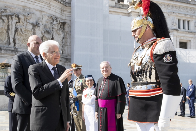 Il Presidente Sergio Mattarella saluta il Comandante della schierante dei Corazzieri, a pochi giorni dal congedo