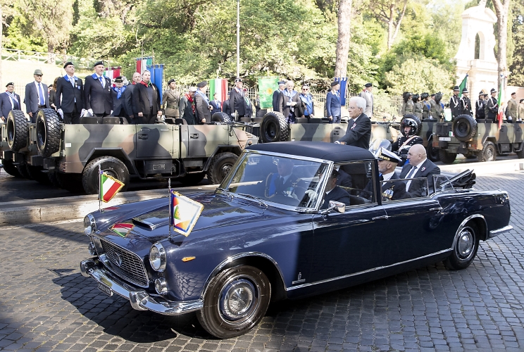 Il Presidente Sergio Mattarella passa in rassegna i reparti schierati