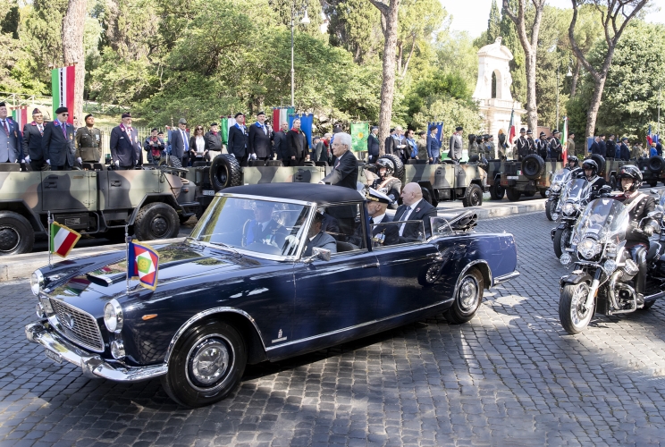 Il Presidente Sergio Mattarella passa in rassegna i reparti schierati