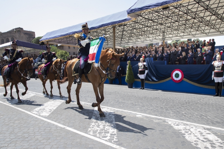 Il Presidente Sergio Mattarella assiste alla Parata Militare ai Fori Imperiali, in occasione della Festa Nazionale della Repubblica