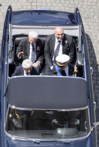 Il Presidente della Repubblica Sergio Mattarella con Guido Crosetto, Ministro della difesa, in occasione della Festa Nazionale della Repubblica