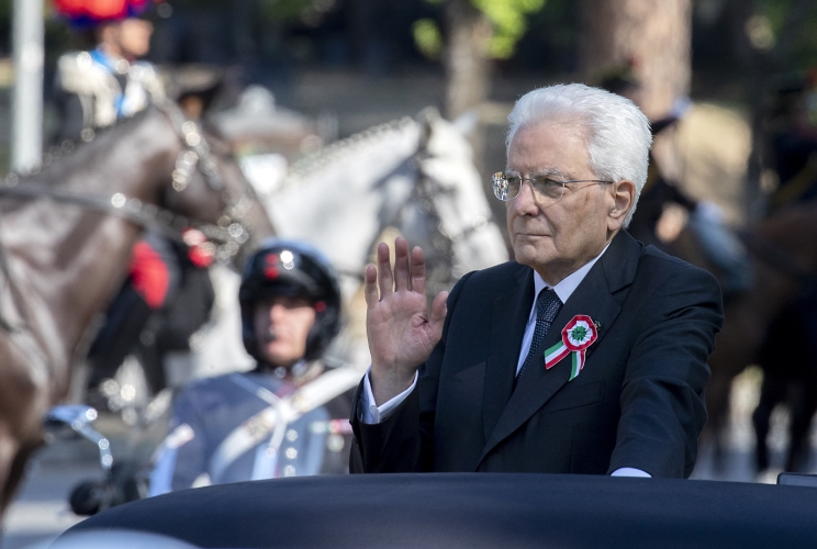 Il Presidente Sergio Mattarella passa in rassegna i reparti schierati