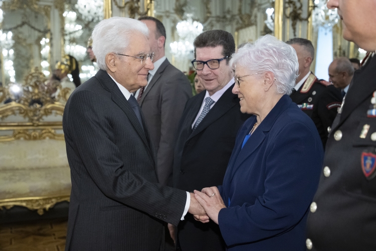 Il Presidente della Repubblica Sergio Mattarella con i Signori Giannino Bortolo SALVI e Lorenzina VITALI, genitori del Maresciallo Capo Filippo SALVI, deceduto a Bagheria 
