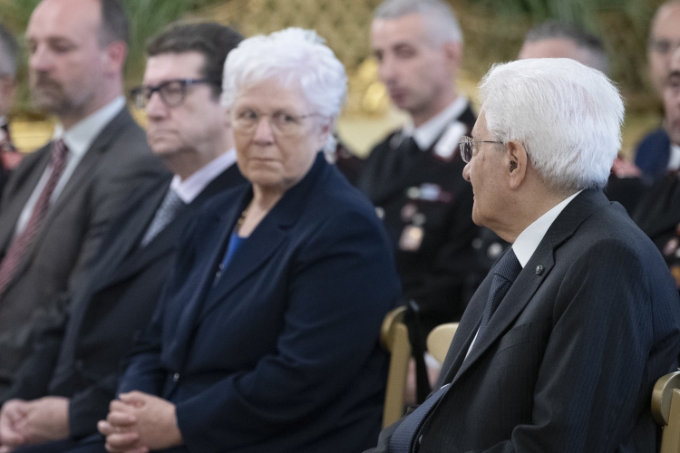 Il Presidente della Repubblica Sergio Mattarella con i Signori Giannino Bortolo SALVI e Lorenzina VITALI, genitori del Maresciallo Capo Filippo SALVI, deceduto a Bagheria 

