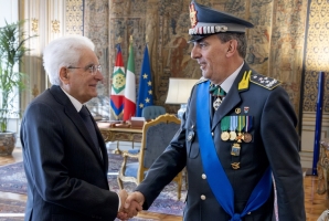 Il Presidente Sergio Mattarella accoglie il Gen. C.A. Andrea De Gennaro, nuovo comandante generale della Guardia di Finanza