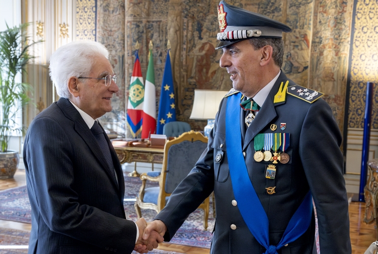 Il Presidente Sergio Mattarella accoglie il Gen. C.A. Andrea De Gennaro, nuovo comandante generale della Guardia di Finanza