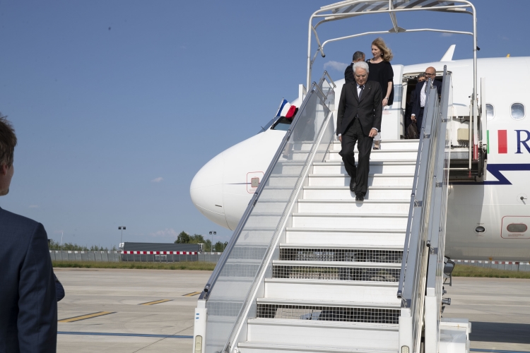 Il Presidente della Repubblica Sergio Mattarella e la Sig.ra Laura all’aeroporto di Parigi Orly. 	
