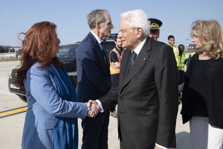 Il Presidente della Repubblica Sergio Mattarella e la Sig.ra Laura all’aeroporto di Parigi Orly con l'Ambasciatrice d'Italia a Parigi Emanuela D'Alessandro. 	
