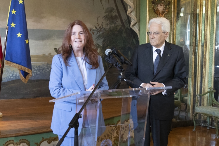 Il Presidente della Repubblica Sergio Mattarella con l'Ambasciatrice d'Italia a Parigi Emanuela D'Alessandro incontra i giovani diplomatici italiani e francesi riuniti a Parigi nell’ambito degli scambi previsti dal Trattato del Quirinale 
