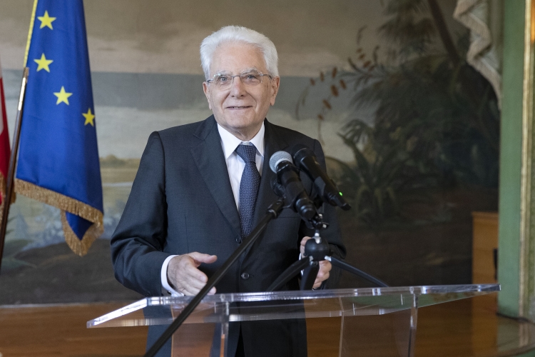 Il Presidente della Repubblica Sergio Mattarella incontra i giovani diplomatici italiani e francesi riuniti a Parigi nell’ambito degli scambi previsti dal Trattato del Quirinale 
