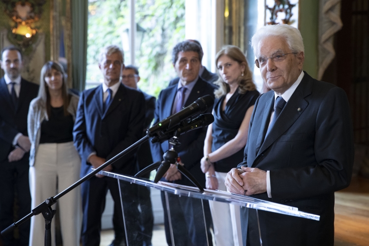 Il Presidente della Repubblica Sergio Mattarella incontra i giovani diplomatici italiani e francesi riuniti a Parigi nell’ambito degli scambi previsti dal Trattato del Quirinale 
