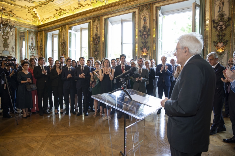 Il Presidente della Repubblica Sergio Mattarella incontra i giovani diplomatici italiani e francesi riuniti a Parigi nell’ambito degli scambi previsti dal Trattato del Quirinale 

