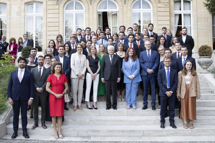Il Presidente della Repubblica Sergio Mattarella incontra i giovani diplomatici italiani e francesi riuniti a Parigi nell’ambito degli scambi previsti dal Trattato del Quirinale 
