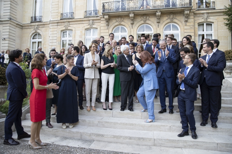 Il Presidente della Repubblica Sergio Mattarella incontra i giovani diplomatici italiani e francesi riuniti a Parigi nell’ambito degli scambi previsti dal Trattato del Quirinale 

