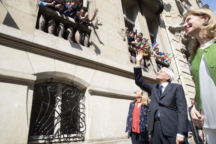 Il Presidente della Repubblica Sergio Mattarella e la Sig.ra Laura all’Istituto Statale Italiano “Leonardo Da Vinci” di Parigi 	
