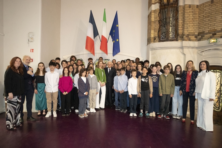 Il Presidente della Repubblica Sergio Mattarella con gli studenti dell'Istituto Statale Italiano “Leonardo Da Vinci” di Parigi 	
