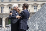 Il Presidente della Repubblica Sergio Mattarella e la Sig.ra Laura, al Museo del Louvre, accolti da Emmanuel Macron, e della Signora Brigitte Macron,in occasione dell'inaugurazione della mostra “Napoli a Parigi – Il Louvre invita il Museo di Capodimonte” 
