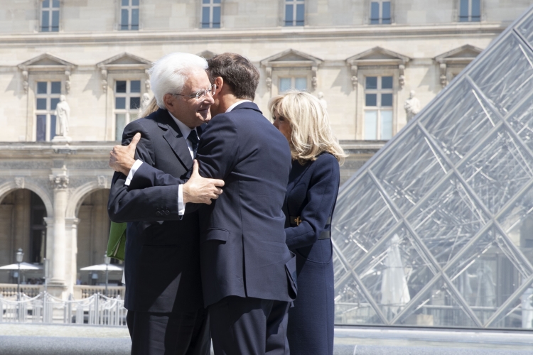 Il Presidente della Repubblica Sergio Mattarella e la Sig.ra Laura, al Museo del Louvre, accolti da Emmanuel Macron, e della Signora Brigitte Macron,in occasione dell'inaugurazione della mostra “Napoli a Parigi – Il Louvre invita il Museo di Capodimonte” 

