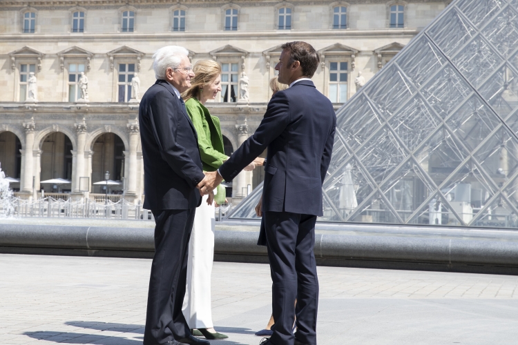 Il Presidente della Repubblica Sergio Mattarella e la Sig.ra Laura, al Museo del Louvre,accolti da Emmanuel Macron, e della Signora Brigitte Macron,in occasione dell'inaugurazione della mostra “Napoli a Parigi – Il Louvre invita il Museo di Capodimonte” 
