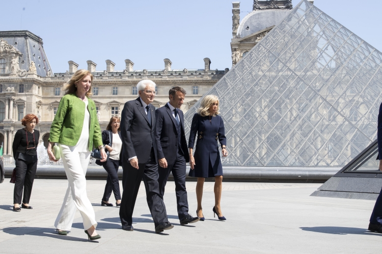Il Presidente della Repubblica Sergio Mattarella e la Sig.ra Laura, al Museo del Louvre, accolti da Emmanuel Macron, e della Signora Brigitte Macron,in occasione dell'inaugurazione della mostra “Napoli a Parigi – Il Louvre invita il Museo di Capodimonte” 

