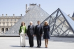 Il Presidente della Repubblica Sergio Mattarella e la Sig.ra Laura, al Museo del Louvre,accolti da Emmanuel Macron, e della Signora Brigitte Macron,in occasione dell'inaugurazione della mostra “Napoli a Parigi – Il Louvre invita il Museo di Capodimonte” 
