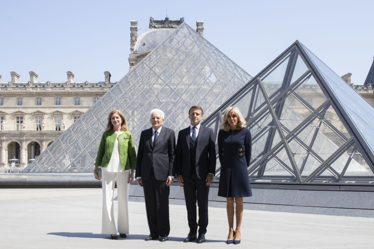 Il Presidente della Repubblica Sergio Mattarella e la Sig.ra Laura, al Museo del Louvre,accolti da Emmanuel Macron, e della Signora Brigitte Macron,in occasione dell'inaugurazione della mostra “Napoli a Parigi – Il Louvre invita il Museo di Capodimonte” 
