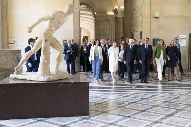 Il Presidente della Repubblica Sergio Mattarella e la Sig.ra Laura con il Presidente della Repubblica Francese Emmanuel Macron e la Signora Brigitte Macron in occasione dell'inaugurazione della mostra “Napoli a Parigi – Il Louvre invita il Museo di Capodimonte” 
