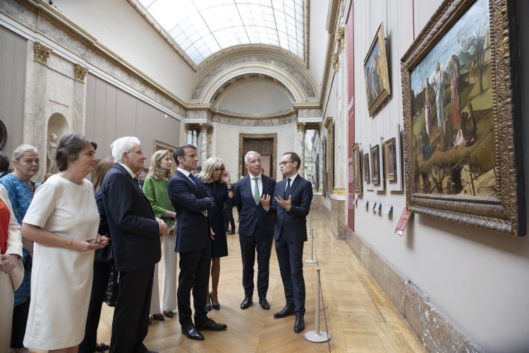 Il Presidente della Repubblica Sergio Mattarella con il Presidente della Repubblica Francese Emmanuel Macron in occasione dell'inaugurazione della mostra “Napoli a Parigi – Il Louvre invita il Museo di Capodimonte” 
