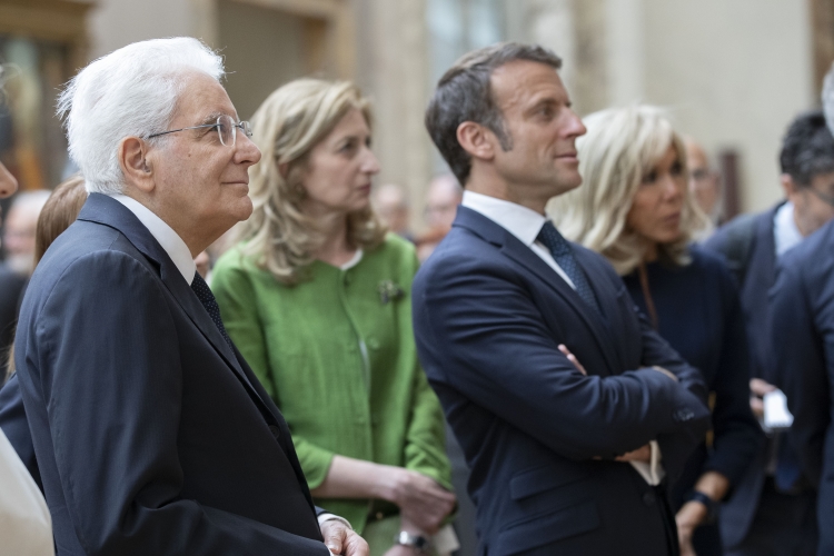 Il Presidente della Repubblica Sergio Mattarella con il Presidente della Repubblica Francese Emmanuel Macron in occasione dell'inaugurazione della mostra “Napoli a Parigi – Il Louvre invita il Museo di Capodimonte” 
