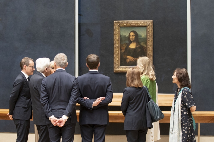Il Presidente della Repubblica Sergio Mattarella e la Sig.ra Laura con il Presidente della Repubblica Francese Emmanuel Macron e la Signora Brigitte Macron in occasione dell'inaugurazione della mostra “Napoli a Parigi – Il Louvre invita il Museo di Capodimonte” 
