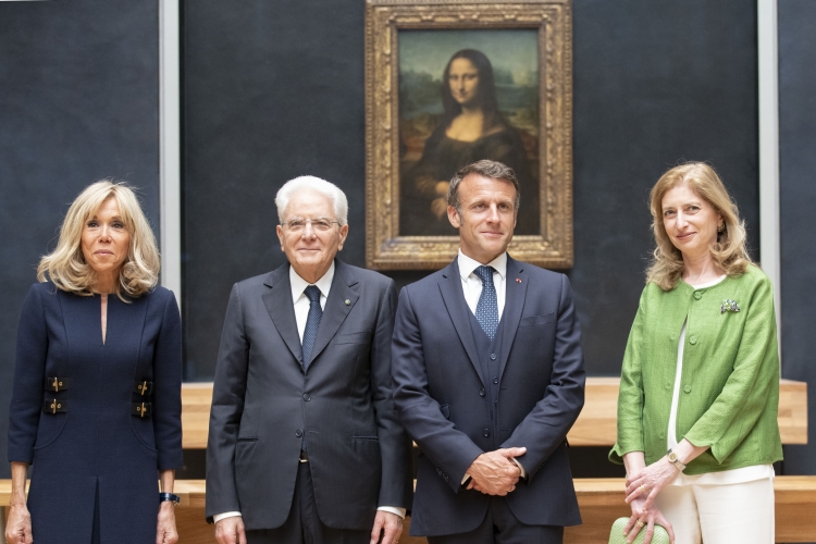 Il Presidente della Repubblica Sergio Mattarella e la Sig.ra Laura con il Presidente della Repubblica Francese Emmanuel Macron e la Signora Brigitte Macron in occasione dell'inaugurazione della mostra “Napoli a Parigi – Il Louvre invita il Museo di Capodimonte” 
