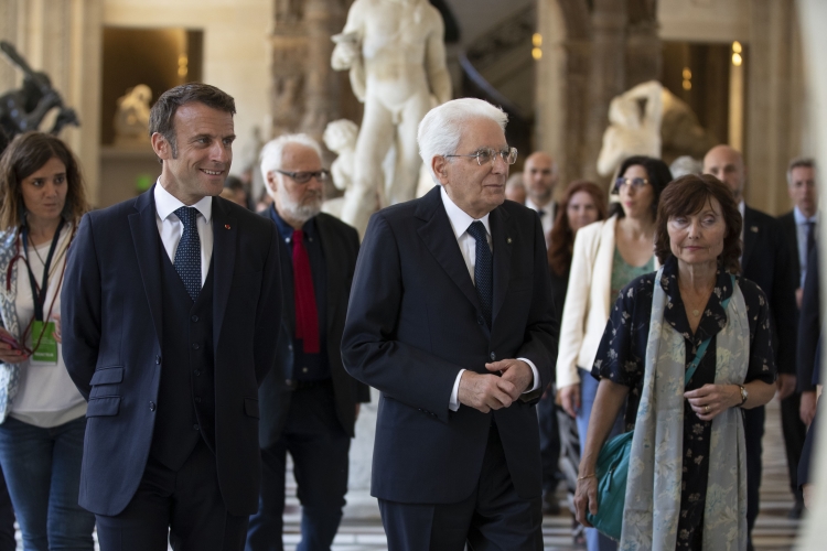 Il Presidente della Repubblica Sergio Mattarella e il Presidente della Repubblica Francese Emmanuel Macron in occasione dell'inaugurazione della mostra “Napoli a Parigi – Il Louvre invita il Museo di Capodimonte” 
