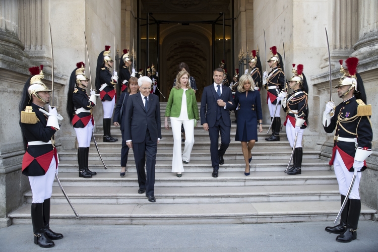 Il Presidente della Repubblica Sergio Mattarella e la Sig.ra Laura con il Presidente della Repubblica Francese Emmanuel Macron e la Signora Brigitte Macron al termine  dell'inaugurazione della mostra “Napoli a Parigi – Il Louvre invita il Museo di Capodimonte” 
