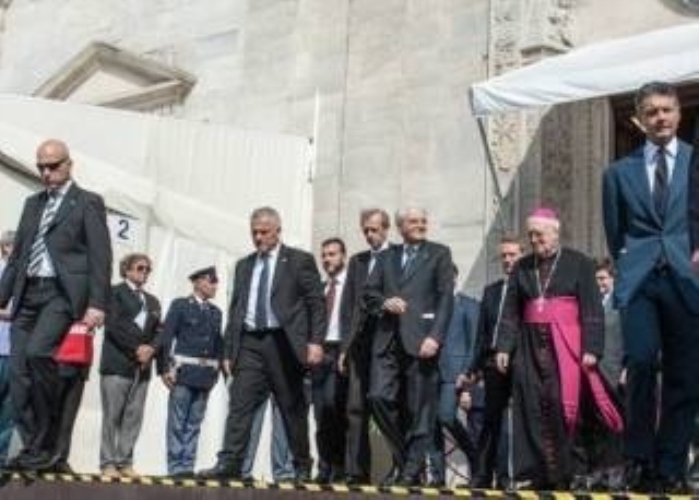 Il Presidente Sergio Mattarella all'uscita dal Duomo dopo avere reso omaggio alla Sacra Sindone