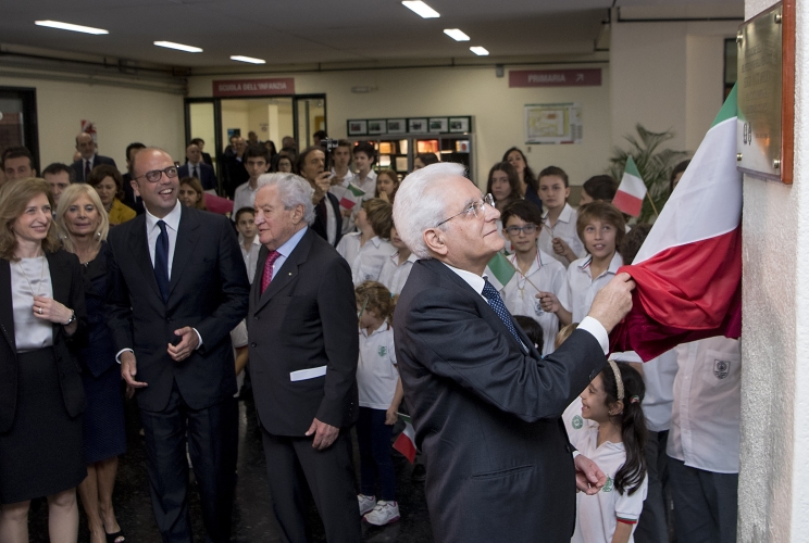 Il Presidente Sergio Mattarella scopre una targa ricordo alla Scuola Cristoforo Colombo