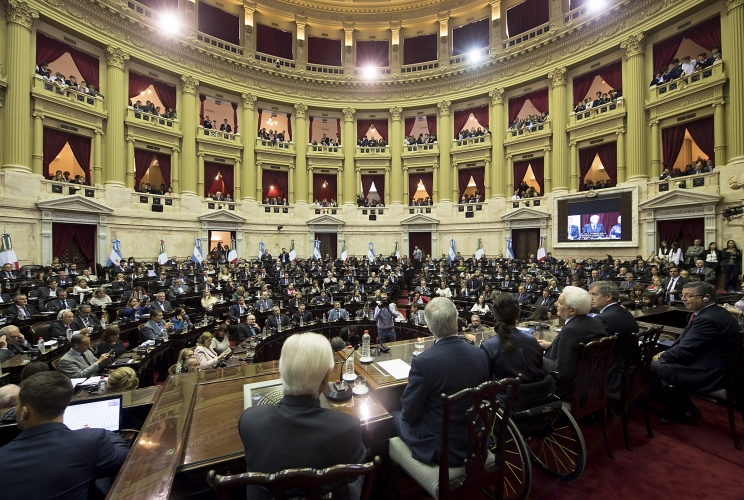 Il Presidente Sergio Mattarella durante il suo intervento al Congreso de la Naciòn a Camere riunite