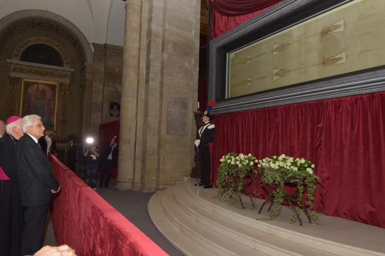 Il Presidente Sergio Mattarella osserva un minuto di raccoglimento davanti alla Santa Sindone