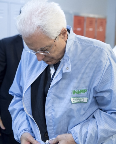 Il Presidente Sergio Mattarella nel corso della visita alla sede dell'Invap