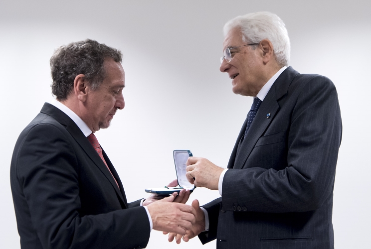 Il Presidente Sergio Mattarella consegna l'onorificenza di Cavaliere OMRI 