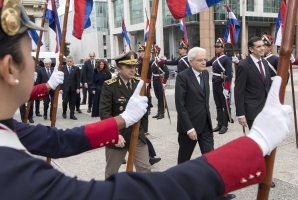 Mattarella in occasione della deposizione di una corona al monumento del Generale José Artigas