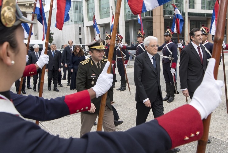 Mattarella in occasione della deposizione di una corona al monumento del Generale José Artigas